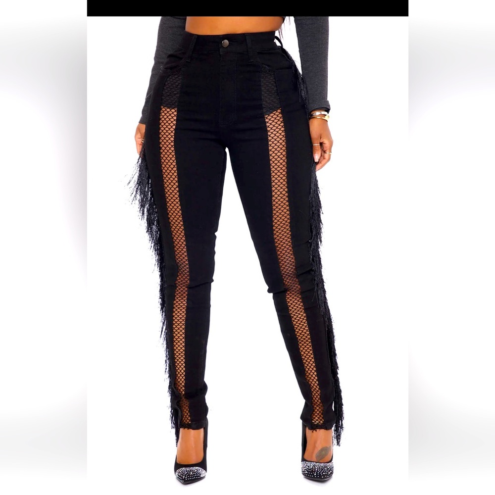 Fashion Nova Fringe Jeans. Size: 5. Great Condition. No rips or stains 🖤